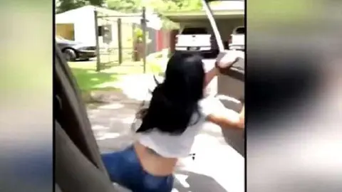 Una chica se cae al salir bailando del auto.