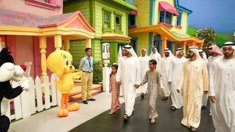 El gobernador de Dubai y el príncipe heredero de Abu Dhabi durante el recorrido por el parque Warner Bros.
