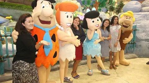 Grupo de visitantes junto a los personajes de los 'Picapiedras'. (ELCORREO)