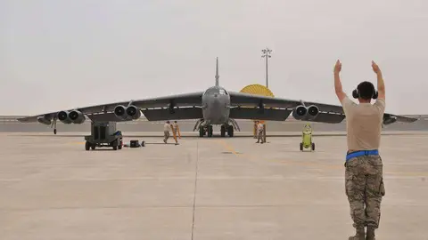 Un bombardero B-52 de la Fuerza Aérea de Estados Unidos llega a la Base Aérea Al Udeid en Qatar.