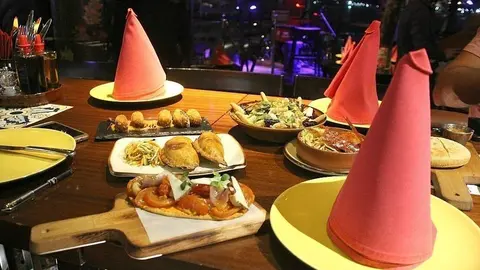En la imagen, coca de vegetales y queso semicurado, ensalada de pato, huevos estrellados con chorizo del señor Paco, empanada de atún y croquetas. (EL CORREO)
