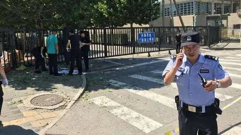 Personal de seguridad ante la Embajada de EEUU en Pekín.