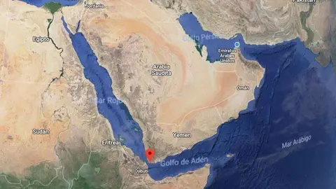 Imagen de Google Maps del estrecho de Bab al-Mandeb, puerta de la ruta marítma sur del Mar Rojo. 
