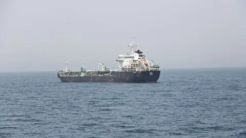 Barco surca las aguas del Golfo Arábigo. (EL CORREO)