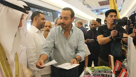 Ernesto Roca, de ProEcuador, atiende a Mahammed Karbasi, consejero del Ministerio de Asuntos Islámicos. (EL CORREO)