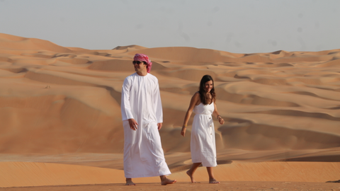 Imagen de dos turistas caminando por los alrededores de la duna Moreeb. (ELCORREO)