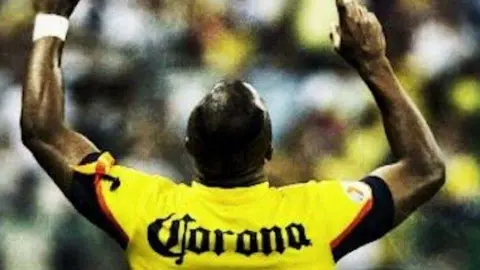 El futbolista ecuatoriano Chucho celebra un gol.