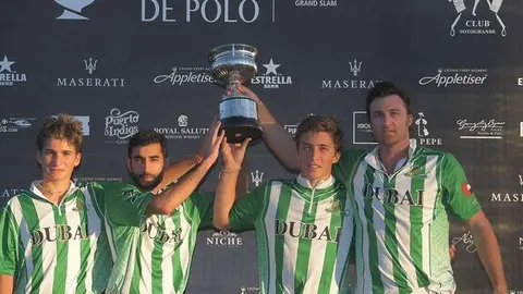 El equipo Dubai con la copa conseguida en España este domingo.