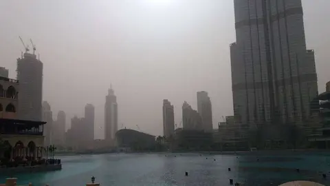 Tormenta de arena en el Downtown de Dubai. (EL CORREO)