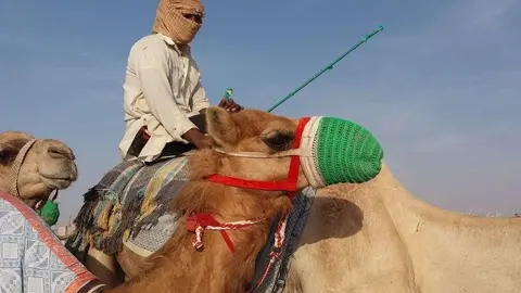 Un trabajador se protege de la arena cubriéndose la cara en el desierto de Abu Dhabi. (EL CORREO)