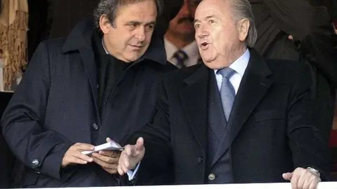 Una imagen del presidente de la FIFA, Joseph Blatter, junto a Michel Platini.