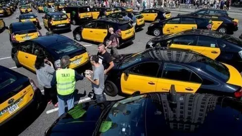 Taxis en la Gran Vía de Barcelona.