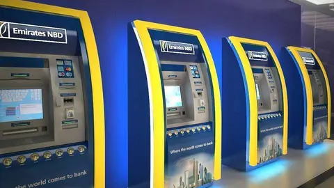 A modo ilustrativo, cajeros automáticos del banco Emirates NBD en Dubai. (Fuente externa)