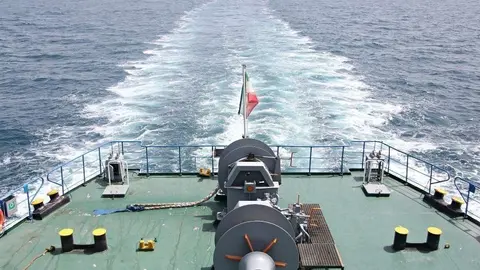 Barco con bandera de Irán surca las aguas del Estrecho de Ormuz. (EL CORREO)