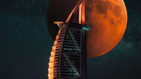 Una imagen de una Luna de Sangre junto al Burj Al Arab. (Fuente externa)