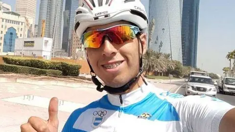 El ciclista argentino Nicolás Tivani en Emiratos Árabes.