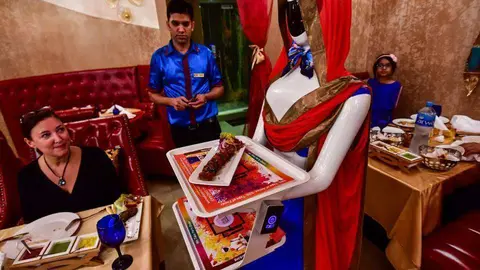 Ruby la camarera más famosa de Dubai.