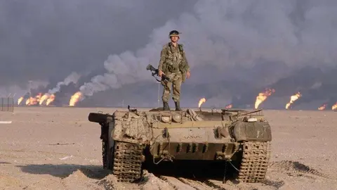 Un soldado estadounidense en un tanke irakí destruído en 1991. (Peter Turnely / Corbis)