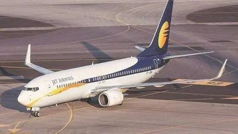 Un avión de Jet Airways en una pista de un aeropuerto.
