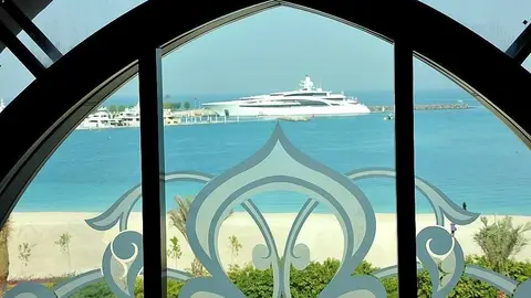 Playa y marina del hotel Emirates Palace de Abu Dhabi. (R. Pérez / EL CORREO)