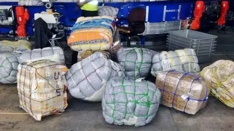 Aeropuertos de Dubai ha prohibido el embalaje irregular del equipaje. (Aeropuertos de Dubai)