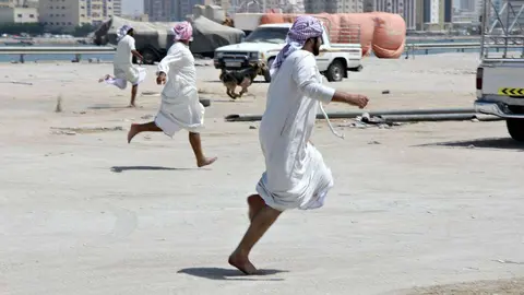 Persiguiendo a un cordero a la fuga en el mercado de Ras Al Khaimah. (R. Pérez)