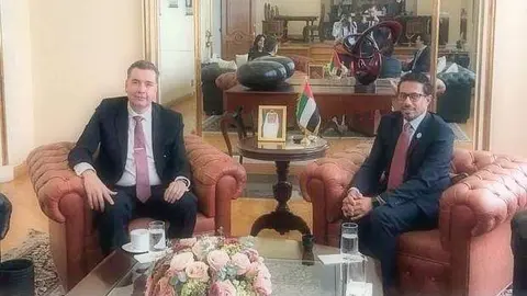 Waldo Fernández, representante de NL en la CDMX -izquierda-, y Ahmed Almenhali, embajador de  Emiratos Árabes. (@ElHorizontemx)