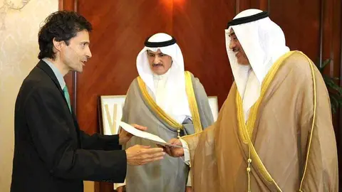 Álvaro Rodríguez, nuevo embajador de España en Kuwait, entrega las copias de estilo al ministro de Exteriores. (@EmbajadaEspKUW)