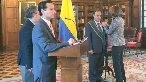 María Ángela Holguín entrega al embajador de Emiratos Árabes en Colombia, Mohammed Issa Qattam Al Za'abi, la Gran Cruz de la Orden de San Carlos. (WAM)