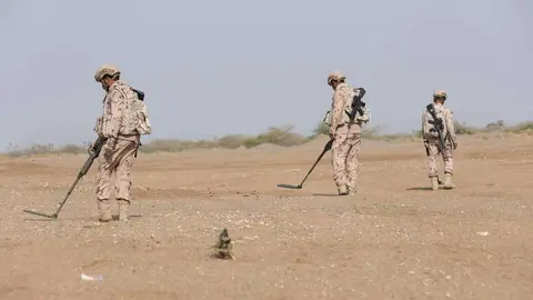 Expertos en explosivos de la Coalición Árabe. (Fuente externa)