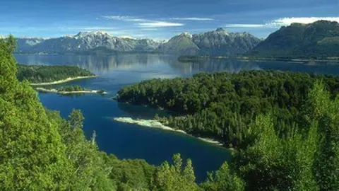 Un lago en la provincia argentina de Río Negro.
