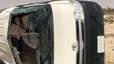 Una imagen de la Policía de Abu Dhabi del estado en que quedó el autobús tras el siniestro.
