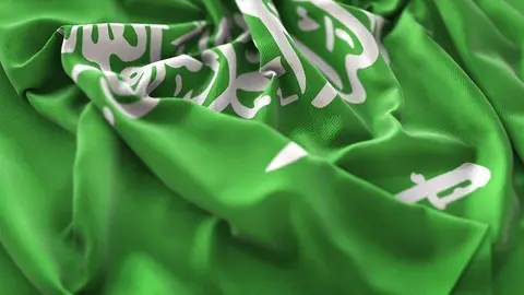 Bandera de Arabia Saudita al viento. (www.freepik.es)