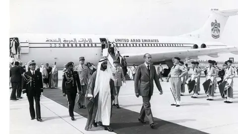 El 3 y 4 de julio de 1975, el jeque Zayed llevó a cabo la primera visita a París, donde fue recibido por el entonces presidente de Francia, Valery Giscard. (@ ludovic_pouille)