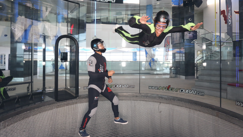 Instructor y alumno en el t&uacute;nel de viento de Inflight Dubai. (ELCORREO)