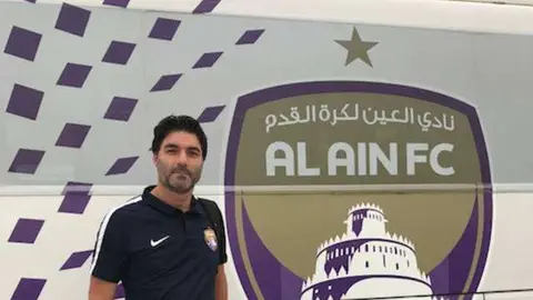Luis Aragón en la secretaría del Al Ain FC.