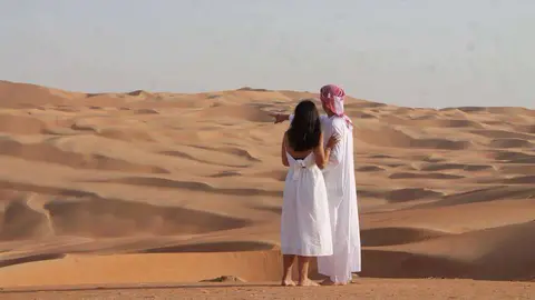 Turistas españoles contemplan en soledad el inabarcable desierto de Rab al-Jali. (EL CORREO)