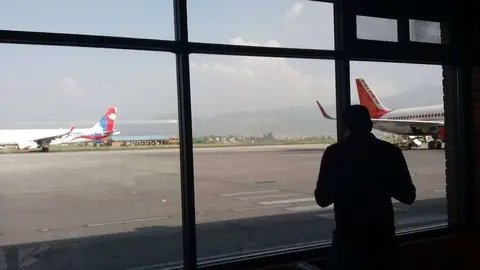 Un pasajero observa la pista de un aeropuerto. (EL CORREO)