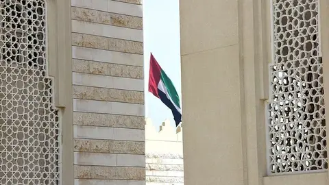 Bandera a media asta entre los muros de la Mezquita de la Corniche de Ras Al Khaimah, emirato de uno de los militares muertos en Yemen. (EL CORREO)