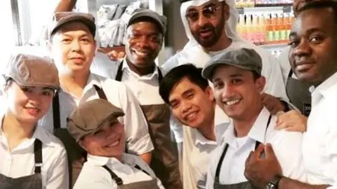 El príncipe heredero de Abu Dhabi y el personal de Jones The Grocer.