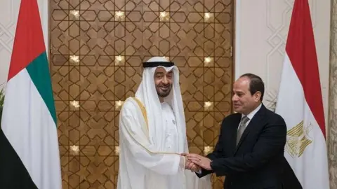 El príncipe heredero de Abu Dhabi y el presidente egipcio en el aeropuerto de El Cairo.