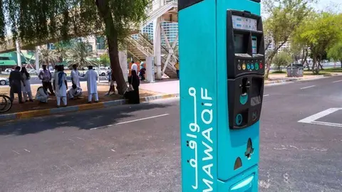 Máquina para pagar el aparcamiento en la calle en Abu Dhabi.
