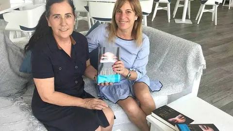 La escritora, Asunta López -derecha-, y la coordinadora de la web elcorreo.ae, Amelia Cruzado, muestran varios ejemplares de 'Cartas desde Dubai', durante el último encuentro que han mantenido en Emiratos Árabes. (EL CORREO)