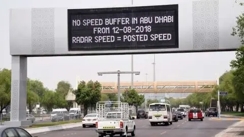 Un cartel informativo sobre la modificación del límite de velocidad en Abu Dhabi.