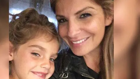 Una imagen de Facebook de Ellie Hollman y su hija.