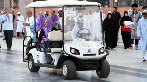 Turistas llegan a Arabia Saudita por la peregrinación Hajj. (SPA)