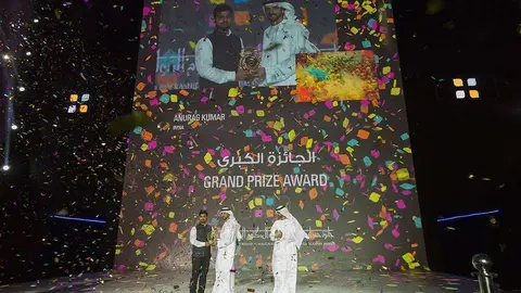 El jeque Hamdan entregando premio HIPA al ganador. (HIPA)