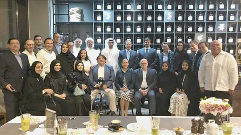 Ahmed Almulla, acompañado de los diplomáticos y representantes hispanos que acudieron a su despedida en Abu Dhabi. (Cedida)