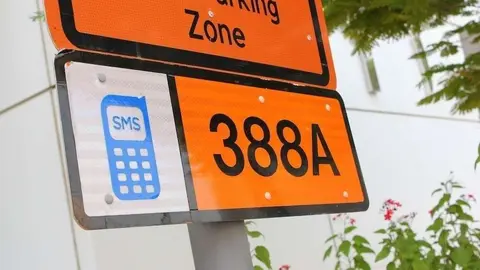 Una señal de zona de aparcamiento de pago en Dubai.