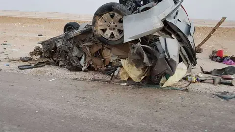 Las autoridades omaníes publicaron la foto del estado en que quedó uno de los vehículos tras la colisión.